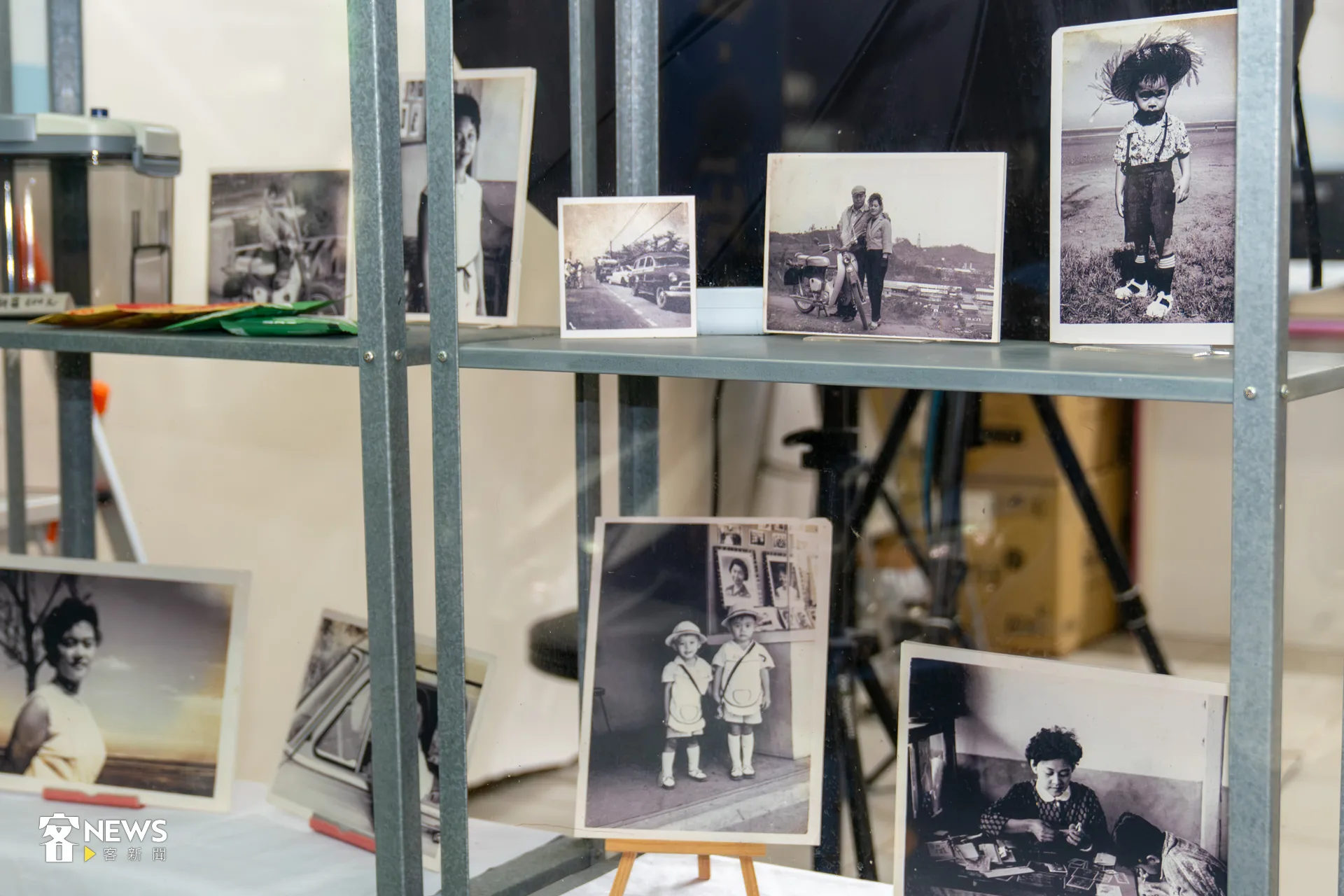 店內陳列多張珍貴老照片。洪藝晅攝