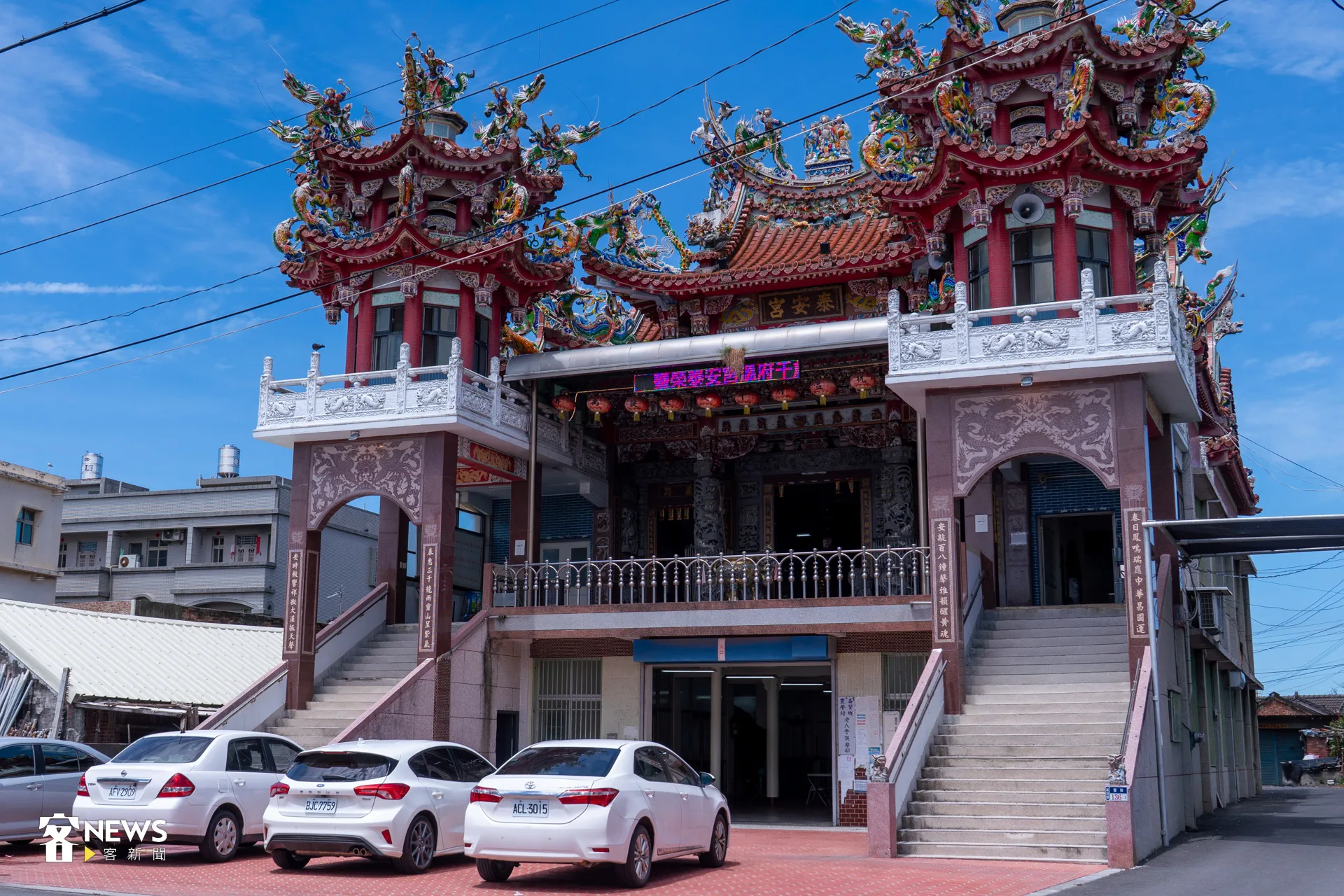 顏惟親與2位青年合力投入崙背鄉豐榮村的序大人（長輩，詔安腔：si tai nginˋˇ）據點營造。洪藝晅攝