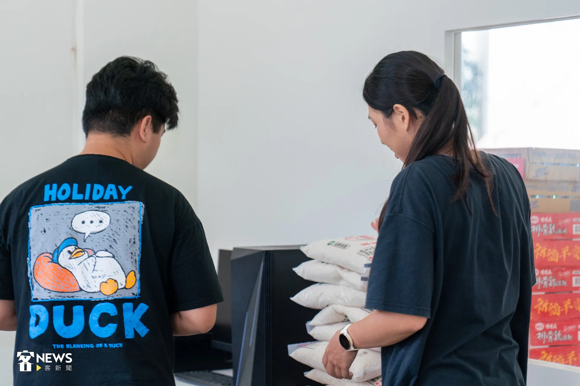 妙芳（右）與子晉（左），兩位20出頭歲的青年，負責「老人據點」大小事項，有規劃課程、尋找講師、安排餐點、募集捐款等。洪藝晅攝