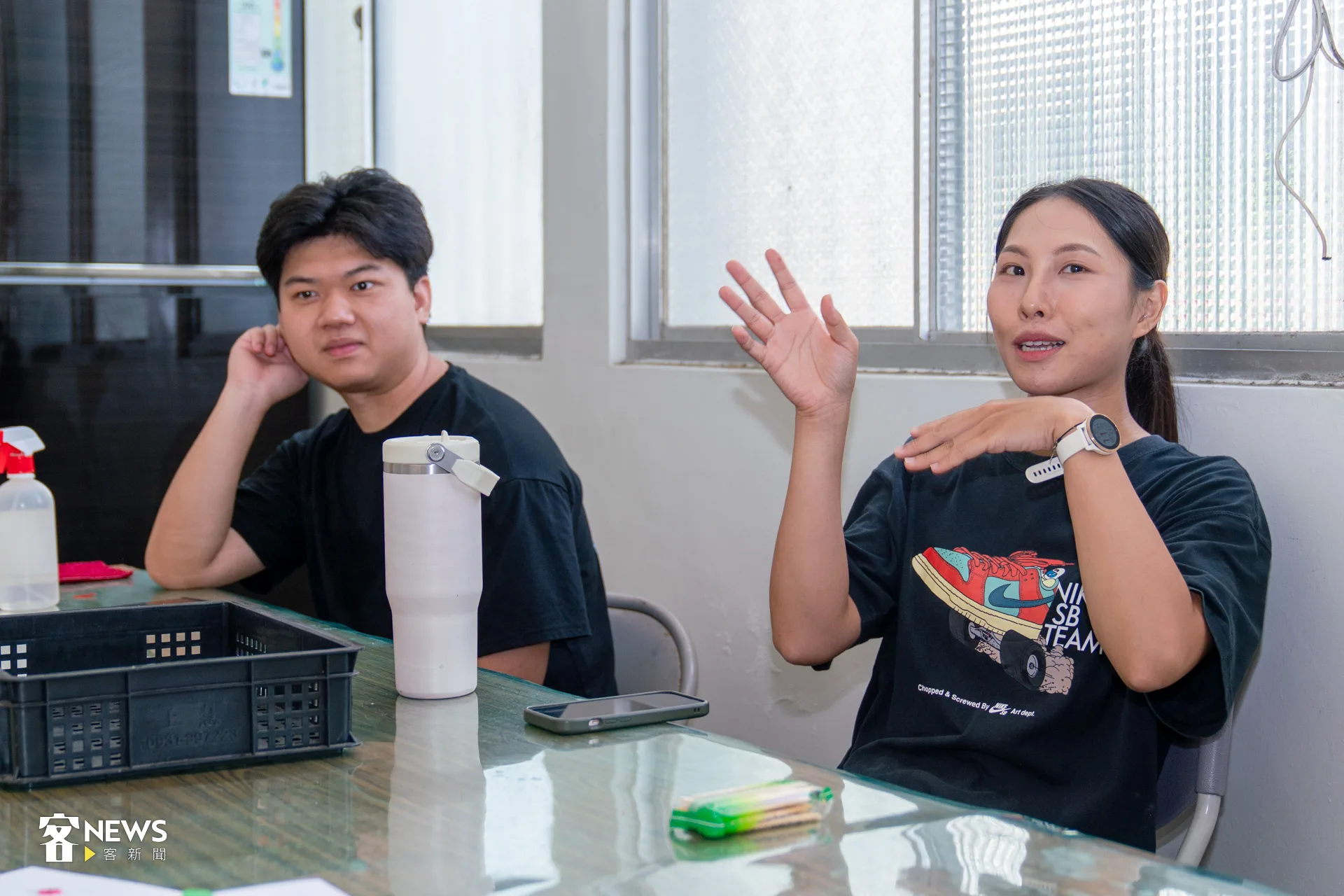 妙芳（右）與子晉（左），兩位20出頭歲的青年，負責「老人據點」大小事項，有規劃課程、尋找講師、安排餐點、募集捐款等。洪藝晅攝