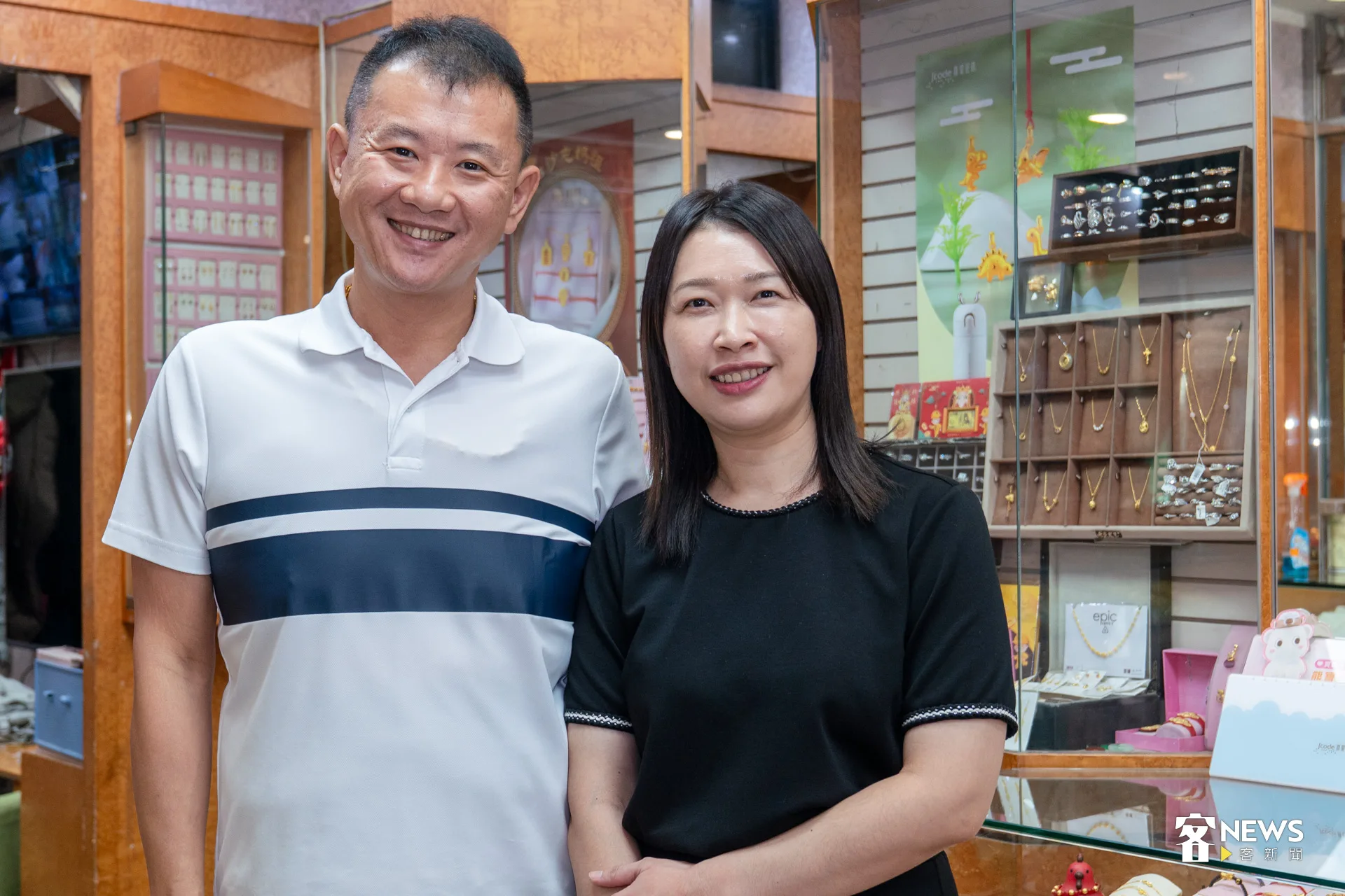 佇立於崙背80幾年的金順興銀樓,目前由第三代老闆曾昭諺、老闆娘廖佩姿負責。洪藝晅攝