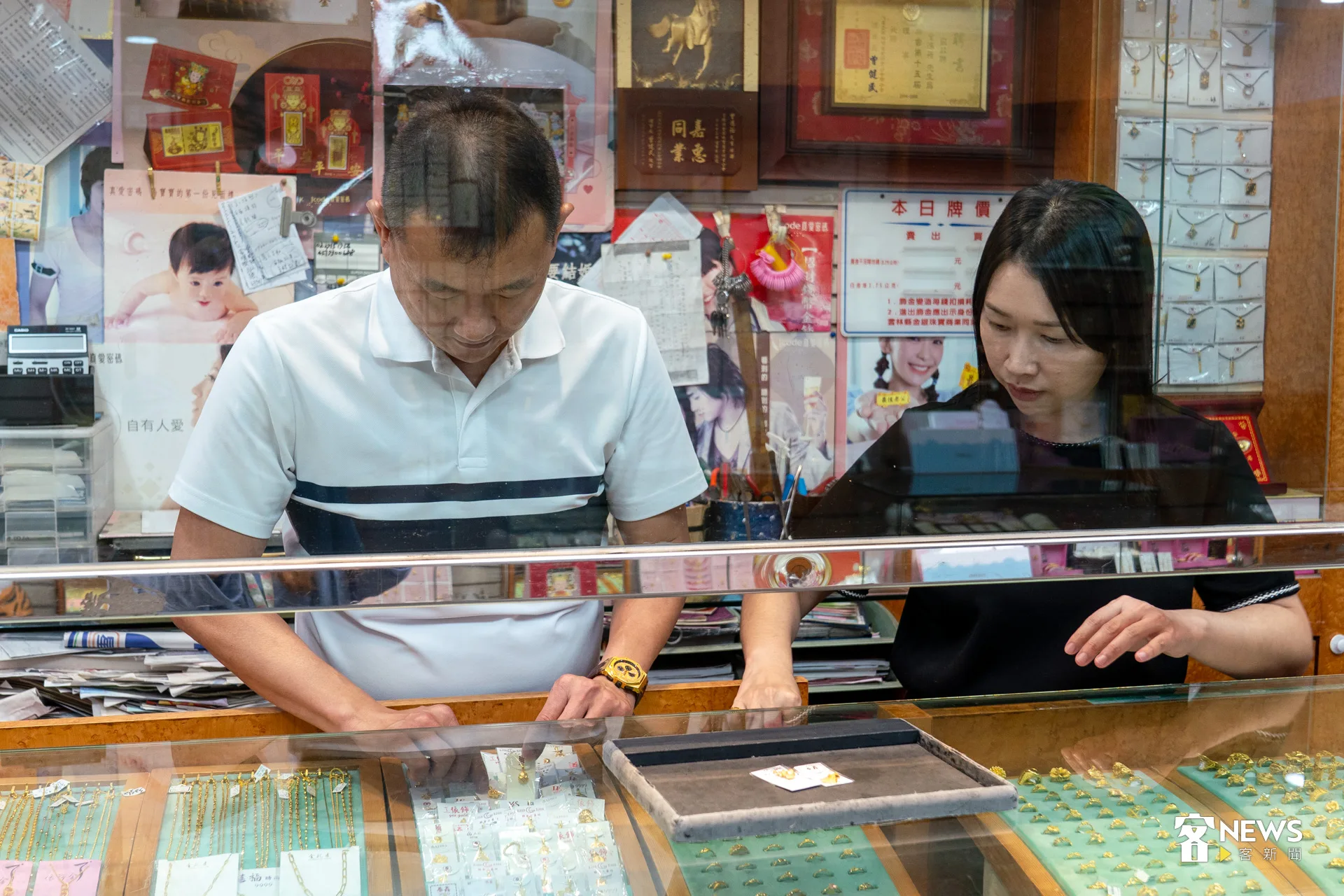 老闆曾昭諺(左)、老闆娘廖佩姿(右),2人希望顧客能買到自己心儀的金子。洪藝晅攝