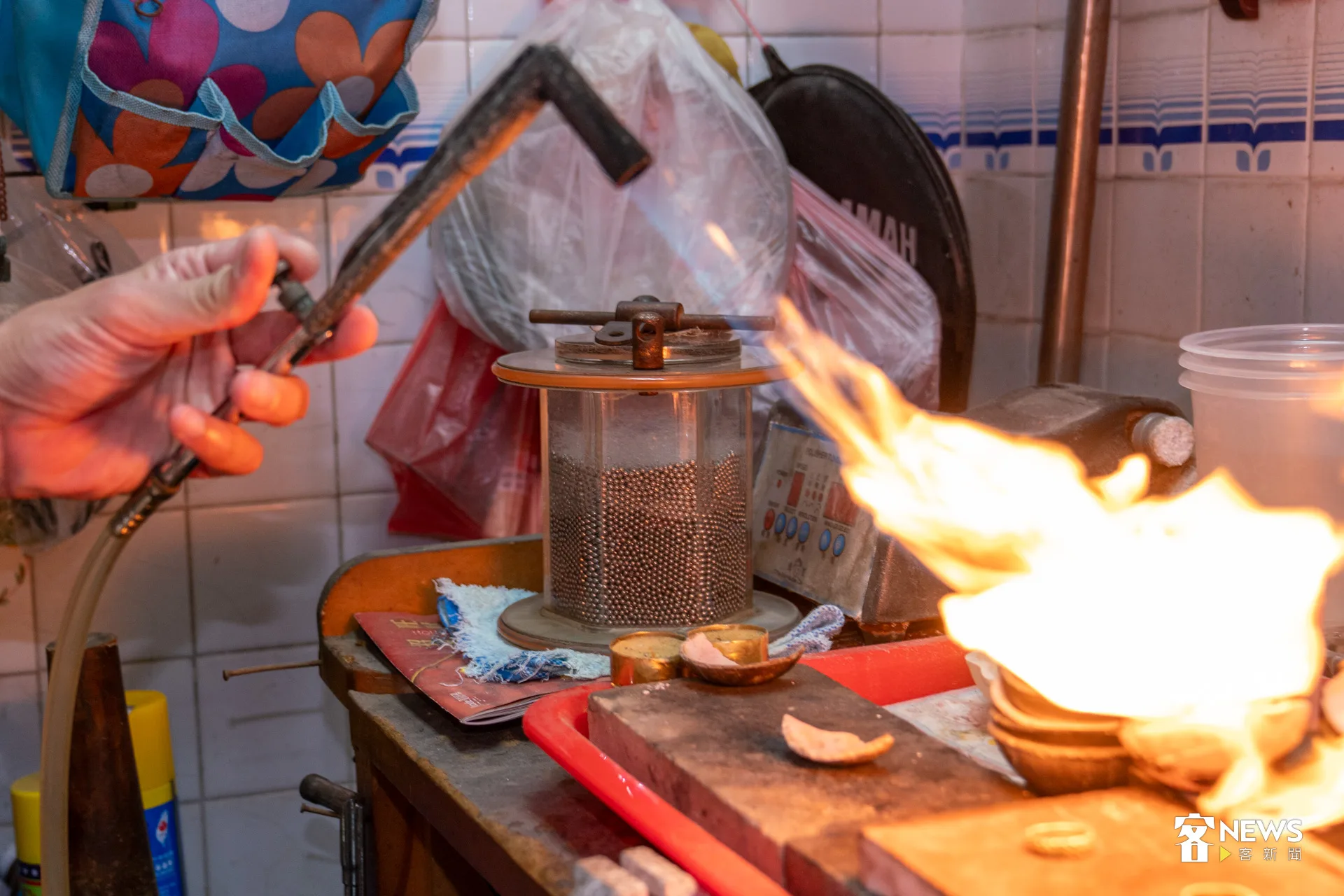 當顧客拿的金飾有疑慮時,曾昭諺就會建議用火燒檢驗,或是放大鏡仔細檢查。洪藝晅攝