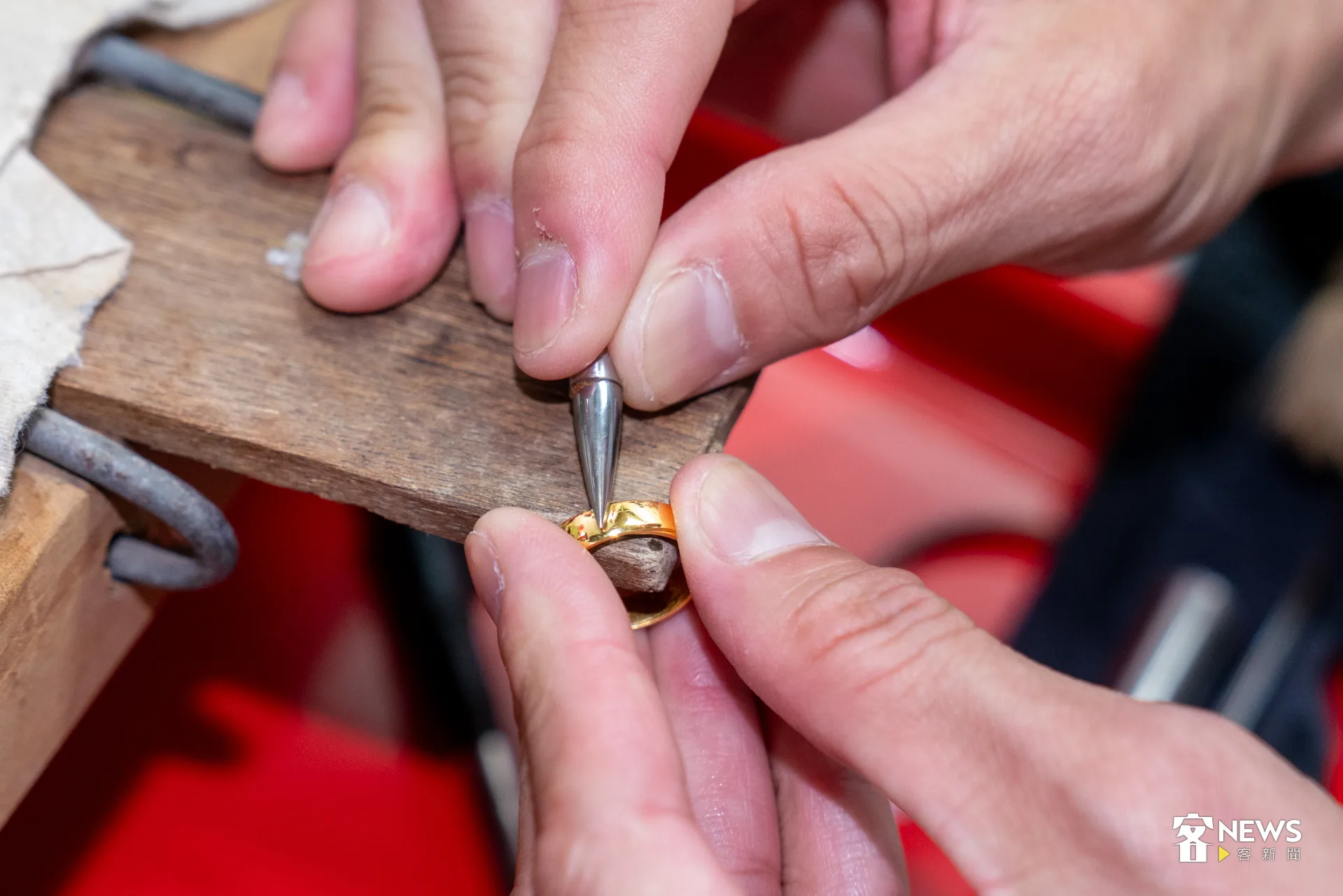 曾昭諺笑稱,從小看著爸爸、阿公在做,可以說是「眼睛會看,就會學」。洪藝晅攝