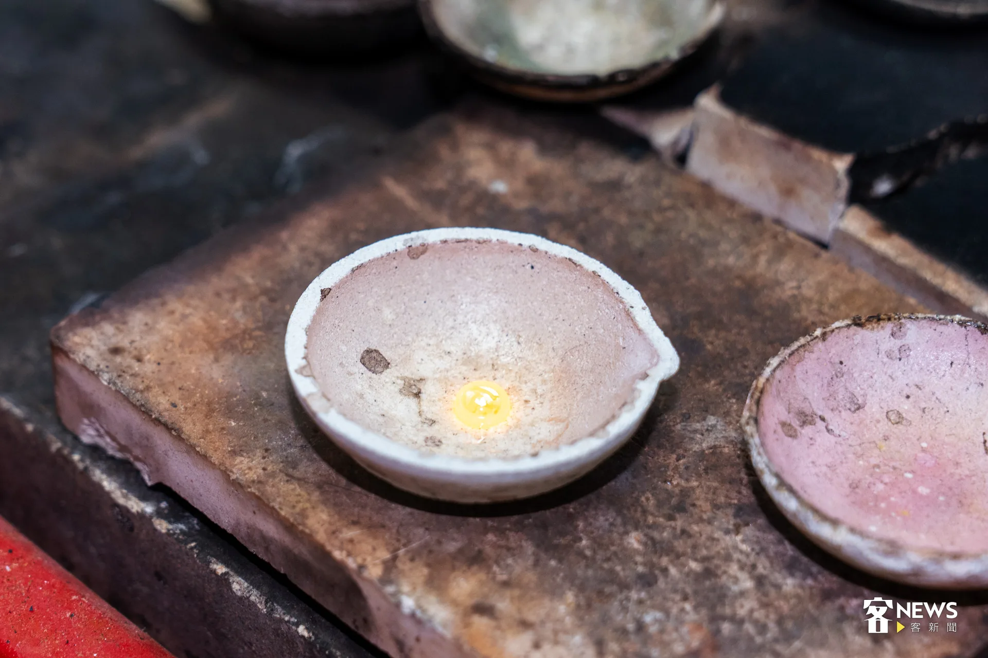 當顧客拿的金飾有疑慮時,曾昭諺就會建議用火燒檢驗,或是放大鏡仔細檢查。洪藝晅攝