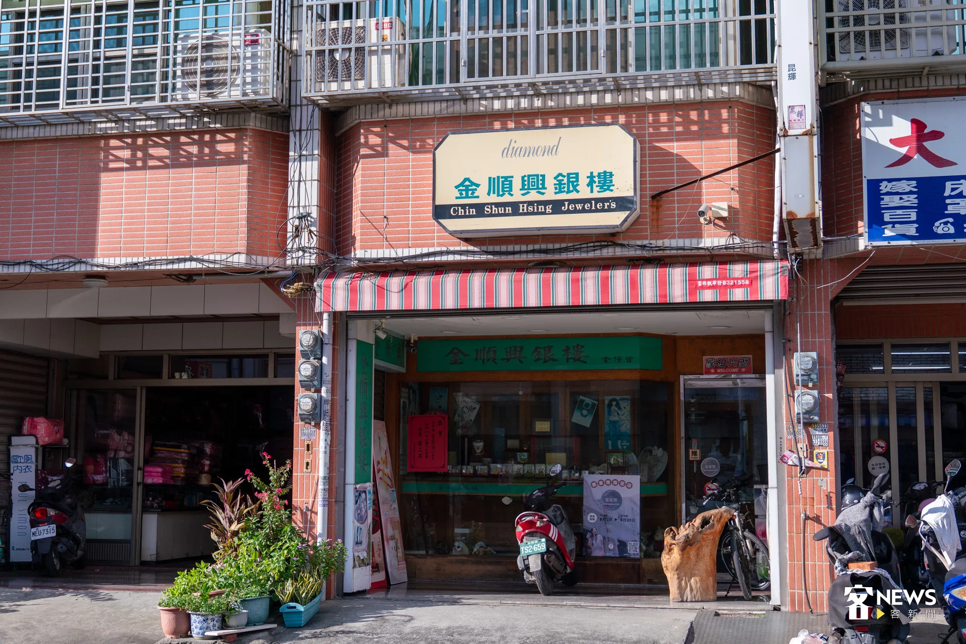 佇立於雲林縣崙背鄉的「金順興銀樓」,已陪伴客家庄走過八十餘年,店門口大大貼著客家幣海報。洪藝晅攝