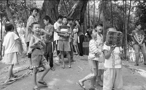 廣東河源市蘇家園客家村小朋友唱山歌可以得到遊客的愛心助學捐款。2008年楊國鑫攝