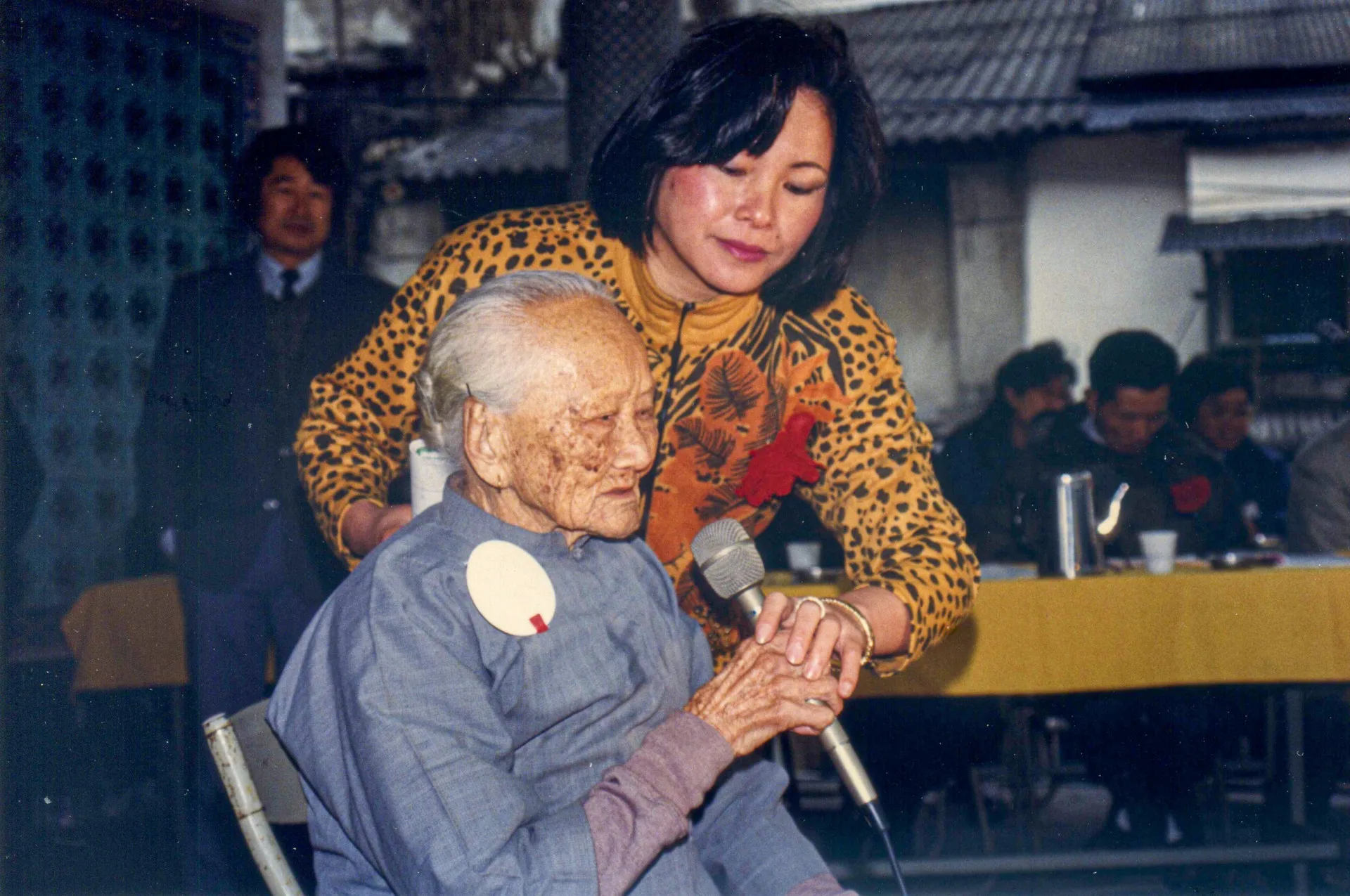 竹東山歌比賽的常客，來自芎林鄉鹿寮坑104歲的百歲婆劉葉四妹唱完山歌，好幾個紅包就從台下傳了上來，1988年。楊國鑫攝