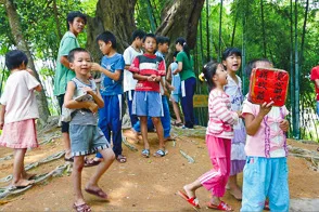 廣東河源市蘇家園客家村小朋友唱山歌可以得到遊客的愛心助學捐款。2008年楊國鑫攝