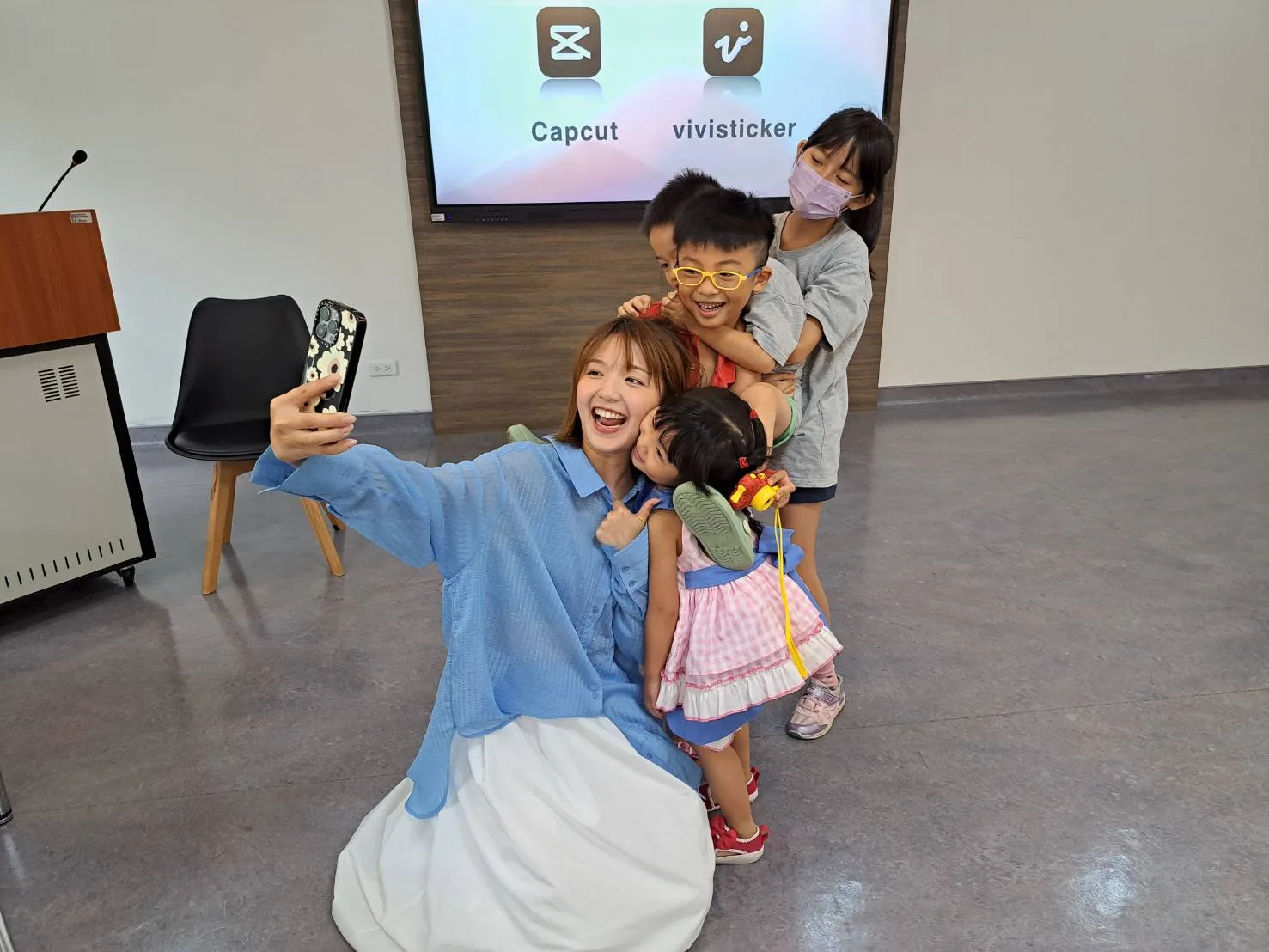 增能活動邀請知名KOL馮容潔分享拍片技巧,帶領家庭將日常互動轉化為生動影片。桃園市客家局提供