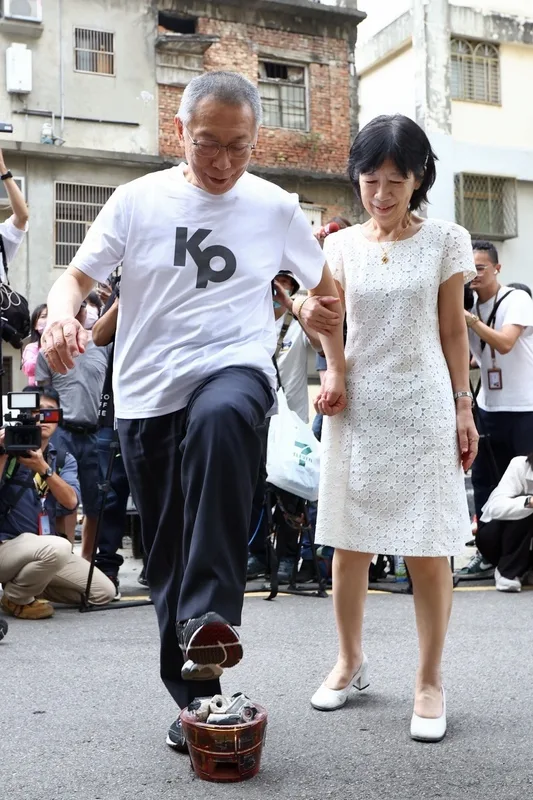 柯文哲涉及京華城等案聲請具保停押,獲台北地方法院裁定7千萬元交保。8日柯文哲在妻子陳佩琪等人陪同下離開北院,回新竹老家,在入家門前依習俗過火爐。攝影記者聯誼會提供