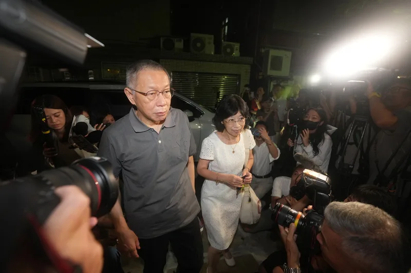 柯文哲涉及京華城等案聲請具保停押,獲台北地方法院裁定新台幣7000萬元交保。8日柯文哲(前左)離開北院後趕回新竹老家,晚間再和妻子陳佩琪(前右)一起回到台北戶籍地。中央社