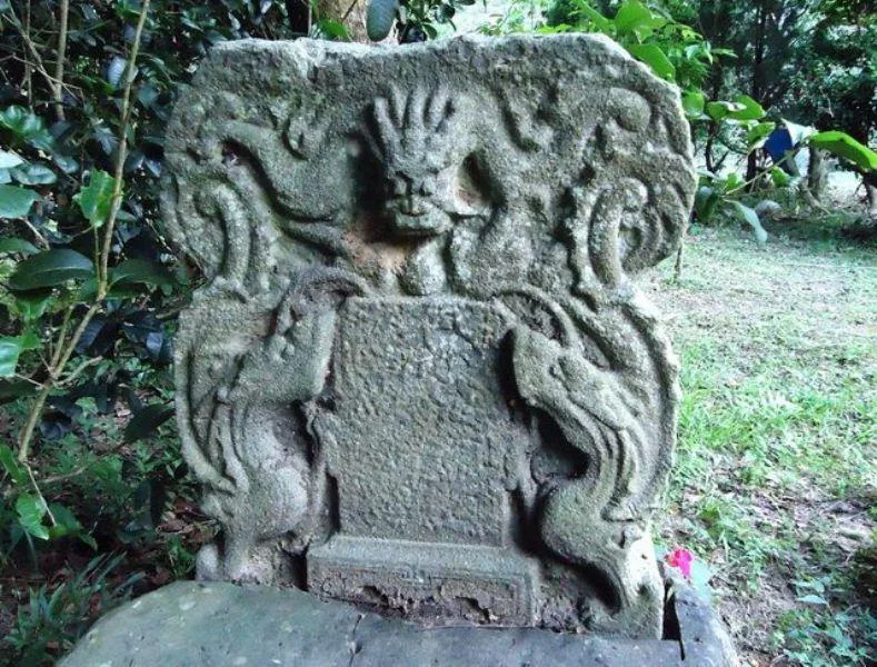 由文史工作者吳慶杰等人找到的聖旨石是一座石坊的心臟,二二八公園那座石坊,聖旨石就被偷了。陳權欣攝