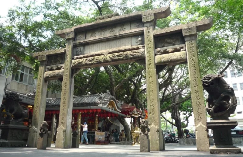 二二八公園內的急公好義坊。最上端的聖旨石不見了。陳權欣攝