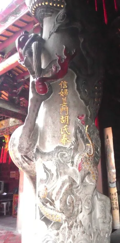 北埔慈天宮這根龍柱就是姜胡氏捐的。陳權欣攝