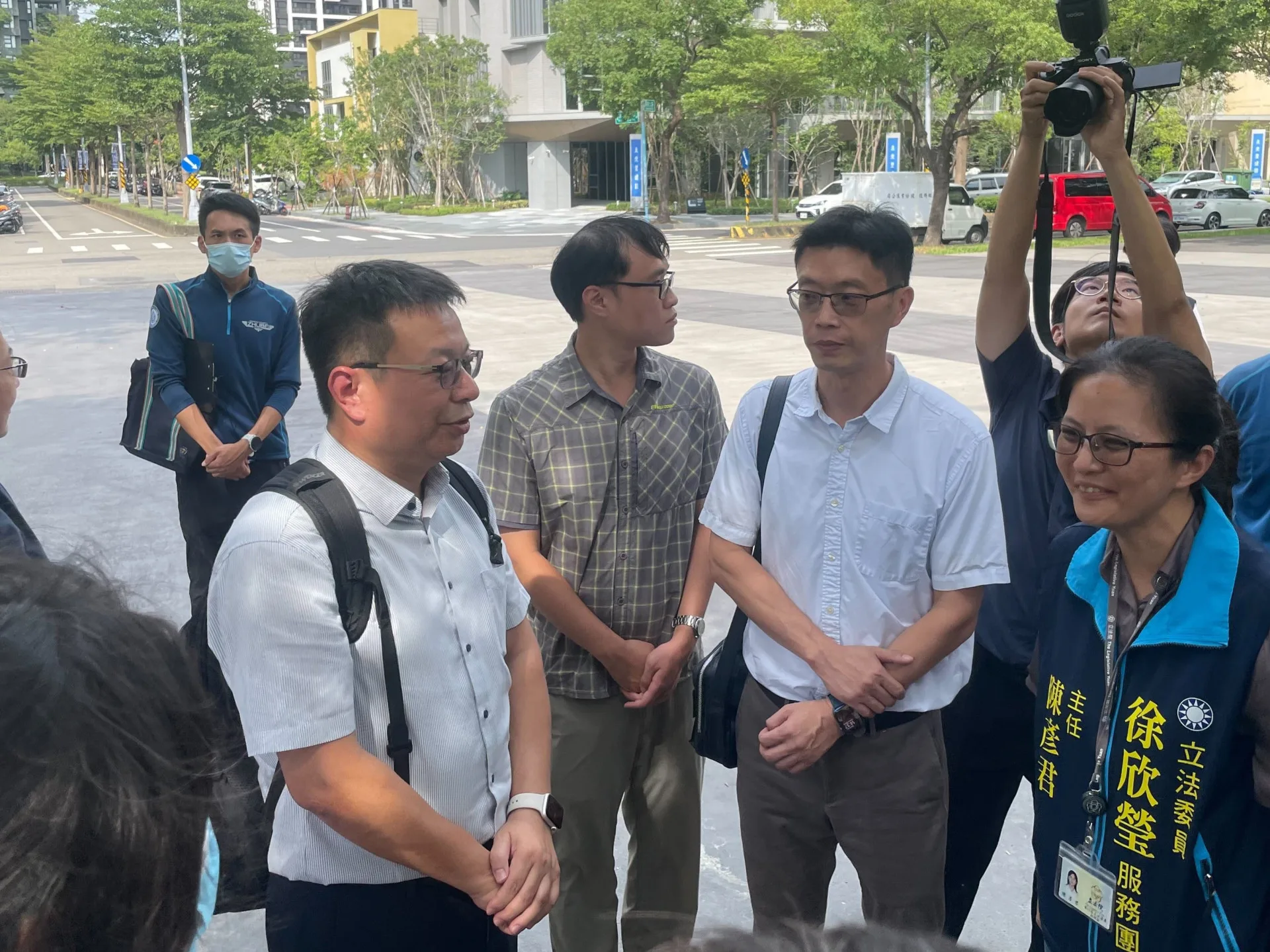 新竹縣政府環保局長蕭宏杰(右2)9日到竹北水圳公園會勘監測位置。竹縣府提供