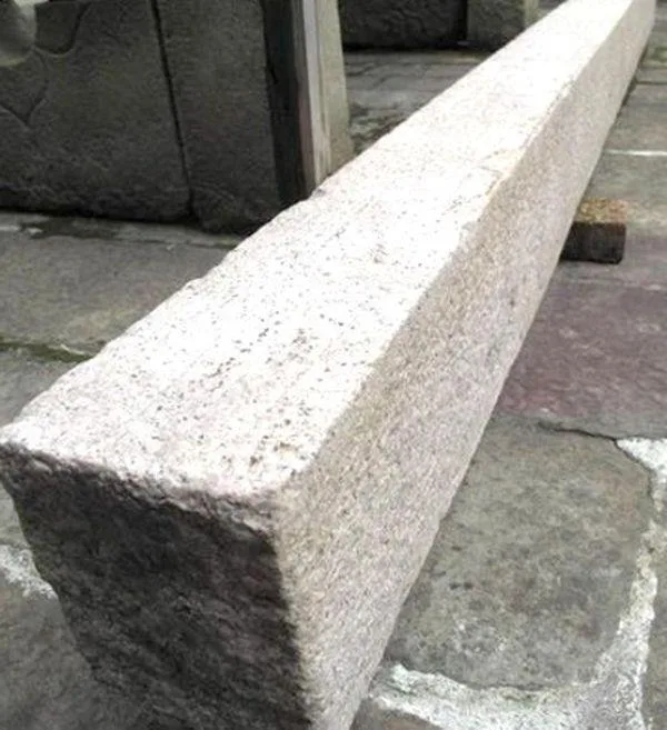 這些石材原本放在金廣福國家一級古蹟,被搬只剩下這一根。陳權欣攝