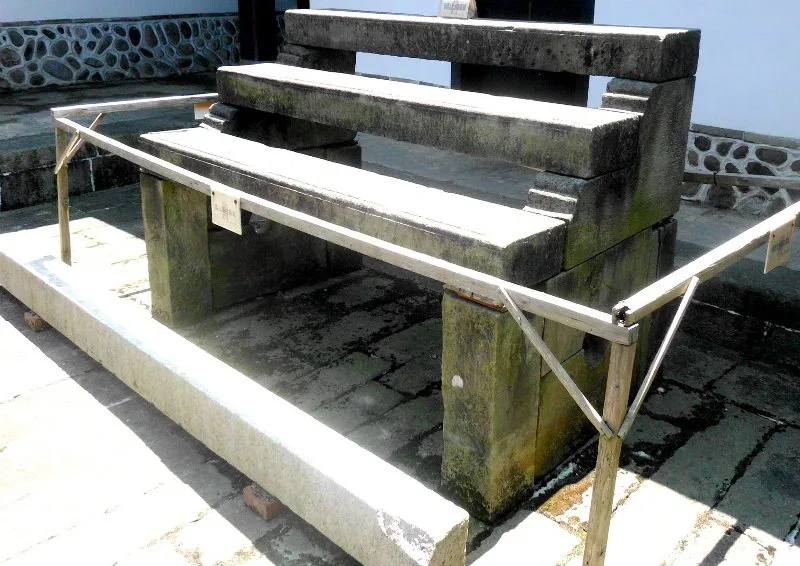 北埔鄉前彭姓鄉代用七盆茶花搬走聖旨石,一堆石材舖在他家的庭院,還包括一座跟照片同樣的花台。陳權欣攝