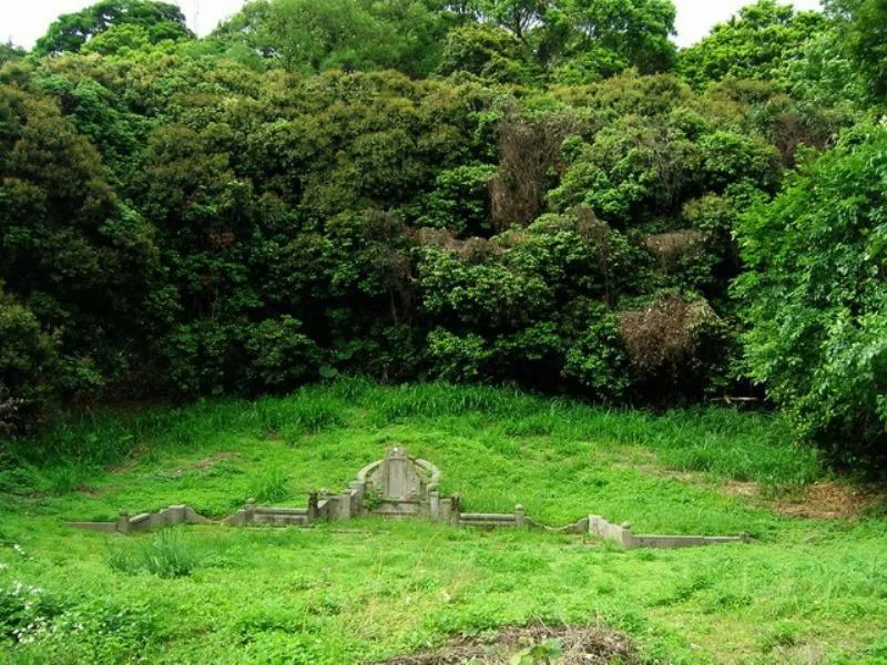 姜胡氏的孩子姜紹基的墓園在芎林。他的堂弟姜紹祖的墓園在北埔鄉的大坪國小對面山,他兩兄弟都曾掌持家計總管姜家的所有大事,可惜兩人都早死,姜紹基死於二十九歲,姜紹祖死於二十歲。陳權欣攝