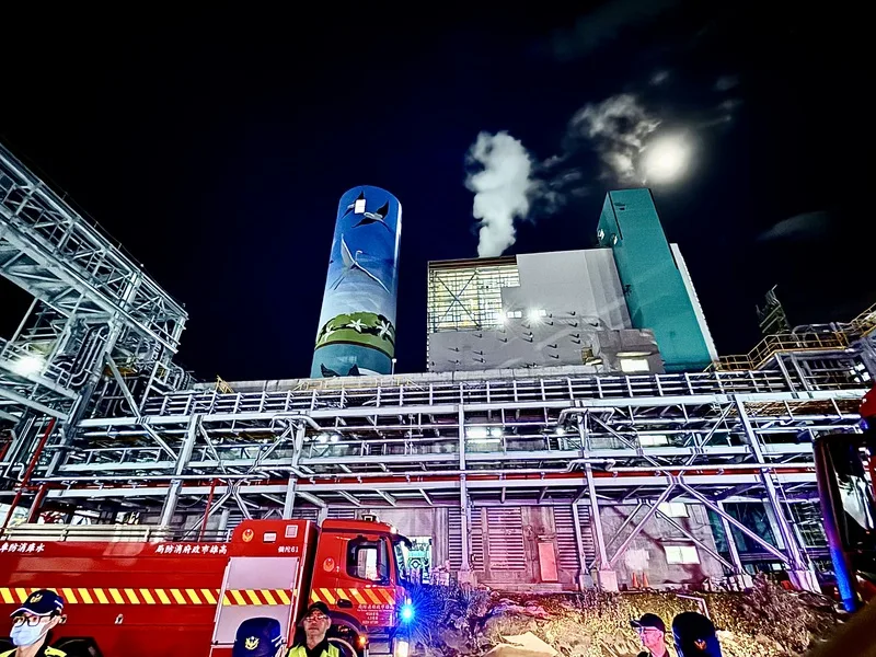 高雄興達發電廠9日晚間發生火警,幸未釀傷亡。中央社