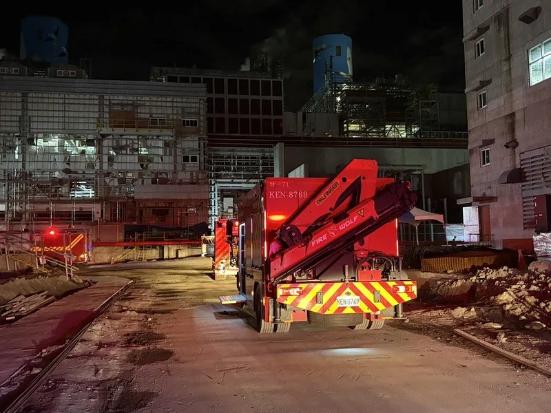 高雄興達發電廠9日晚間發生火警,幸未釀傷亡。台電初步了解,疑因天然氣洩漏致現場起火,電廠人員均安全。高市消防局提供