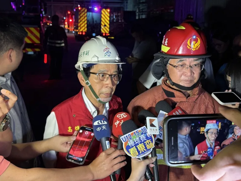 高雄興達電廠9日晚間發生火警。高雄市副市長林欽榮(前右2)等人到場了解狀況。中央社