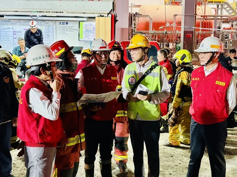 高雄興達發電廠9日晚間發生火警,高雄市長陳其邁(前右3)親赴現場。市府要求台電全面檢視電廠設施安全。高市府提供