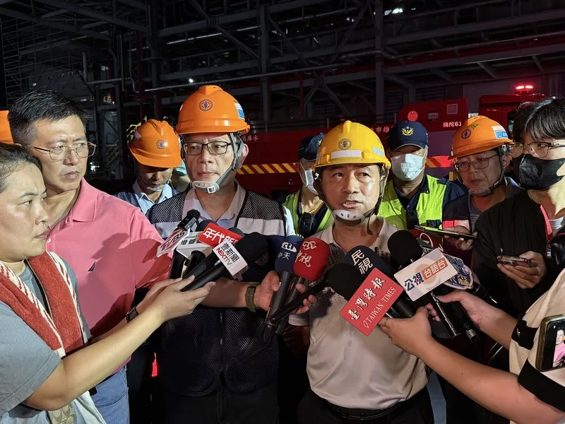 高雄興達發電廠9日晚間8時許發生火警,幸未造成人員傷亡。興達發電廠長洪貴忠(右)、台電南部施工處長黃啟祥(左)說明原因。中央社