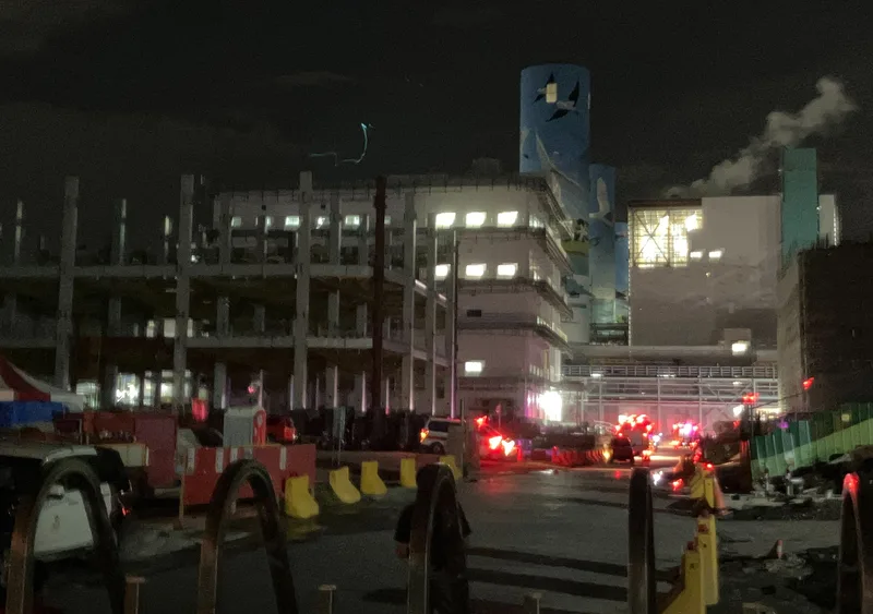 高雄興達發電廠9日晚間發生火警,無人傷亡。中央社