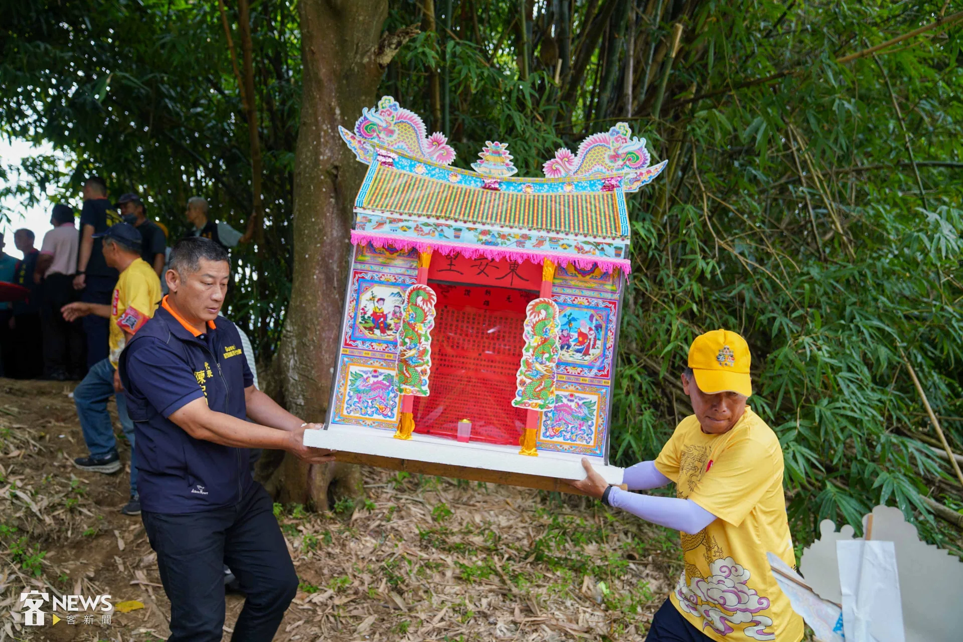 水燈儀式的核心是敬天敬神、安撫孤魂。李台源攝