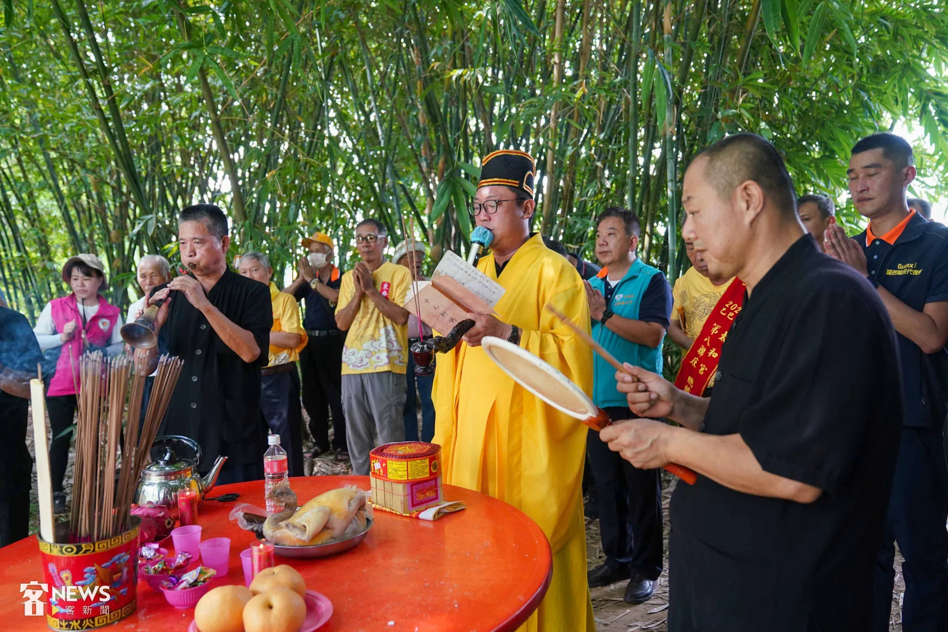 關西太和宮在水頭伯公附近溪畔舉行放水燈儀式。李台源攝