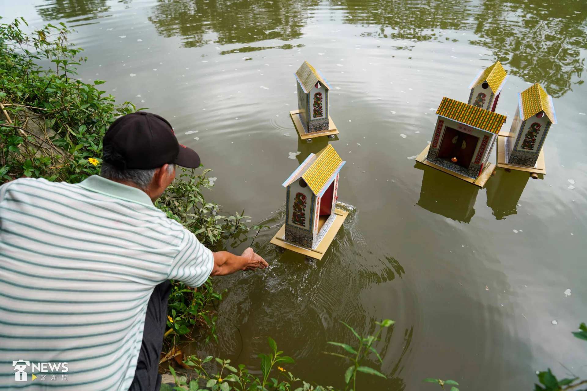 水燈順著溪水漂流，盼望給孤魂一個安身之所。李台源攝