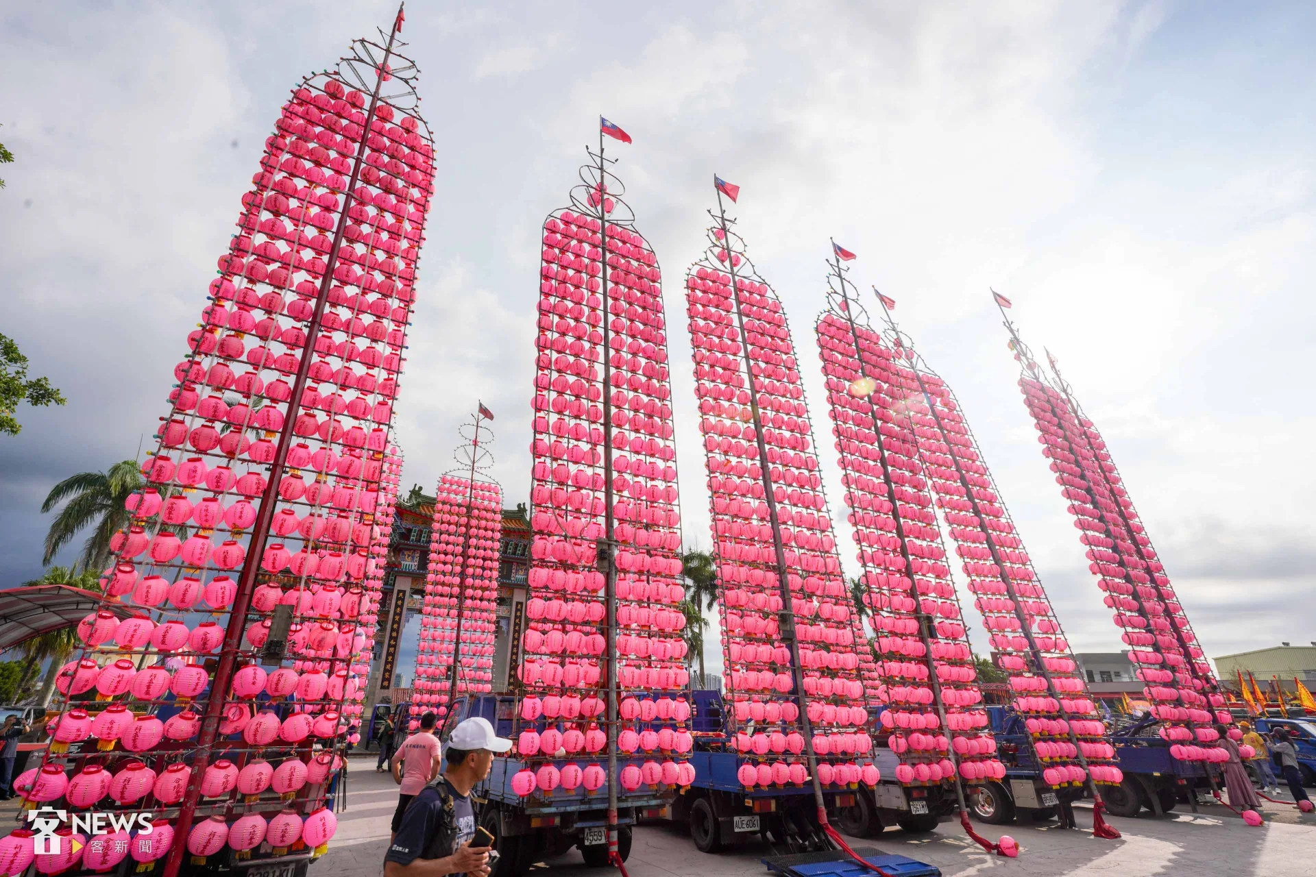 今年義民祭有15輛水燈排車，比去年多三倍。李台源攝