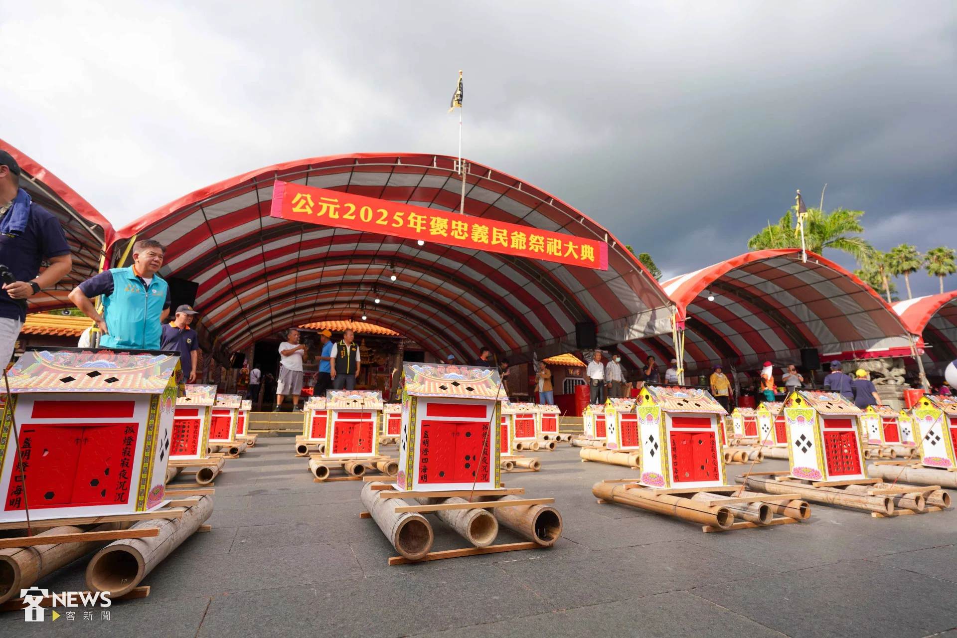 水燈儀式的核心是敬天敬神、安撫孤魂。李台源攝