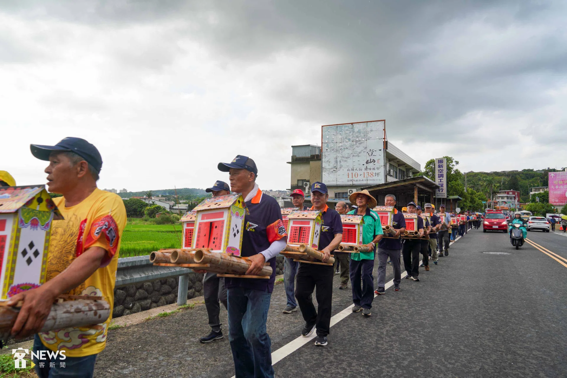 信眾手捧水燈，自義民廟徒步至鳳山溪畔。李台源攝