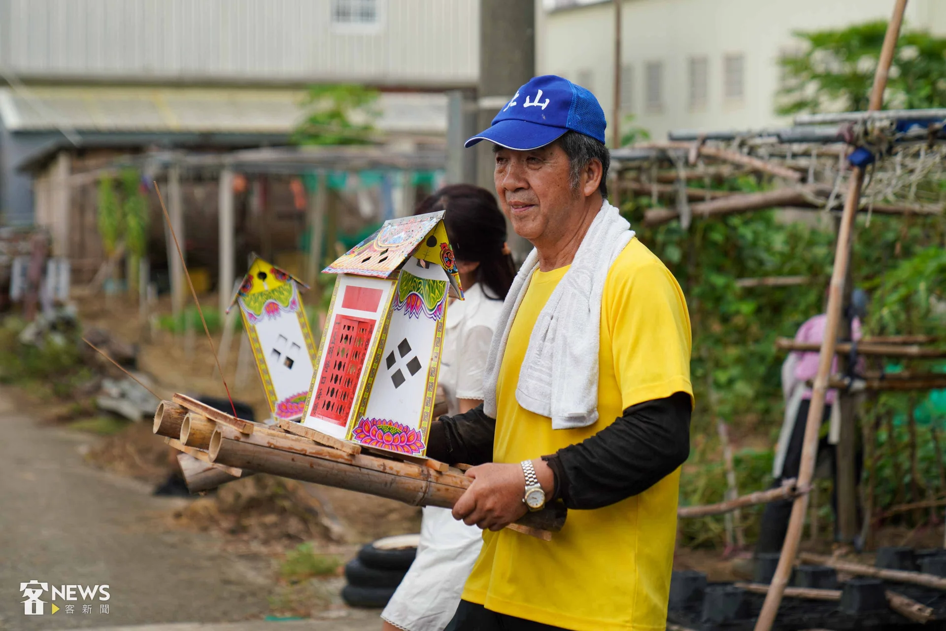 信眾手捧水燈，自義民廟徒步至鳳山溪畔。李台源攝