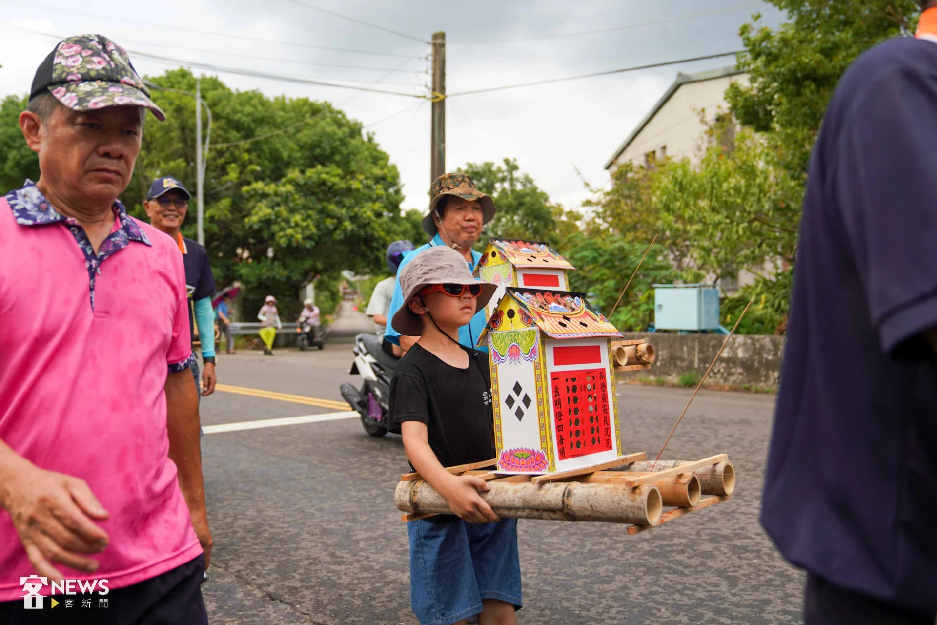 信眾手捧水燈，自義民廟徒步至鳳山溪畔。李台源攝