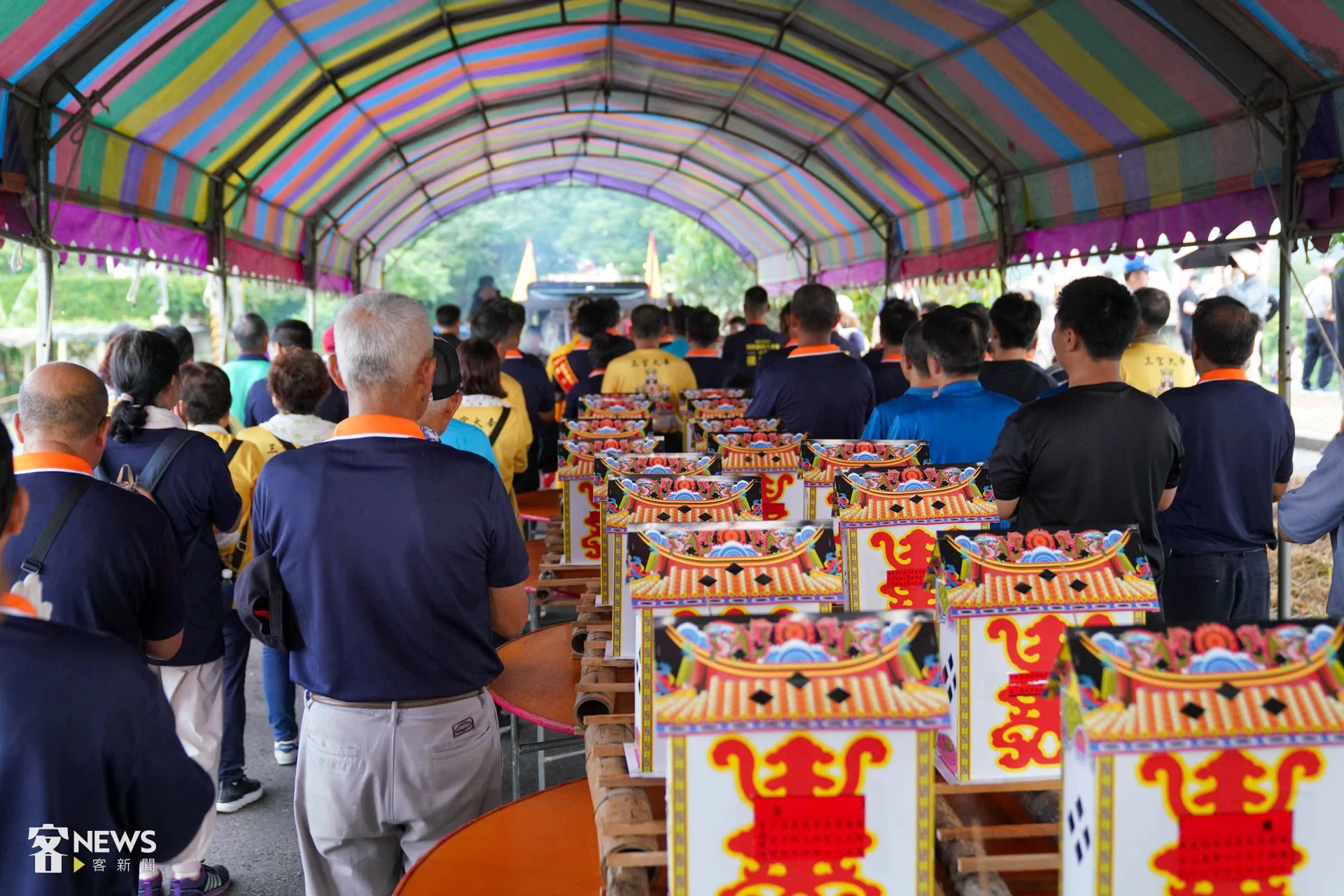 水燈儀式的核心是敬天敬神、安撫孤魂。李台源攝