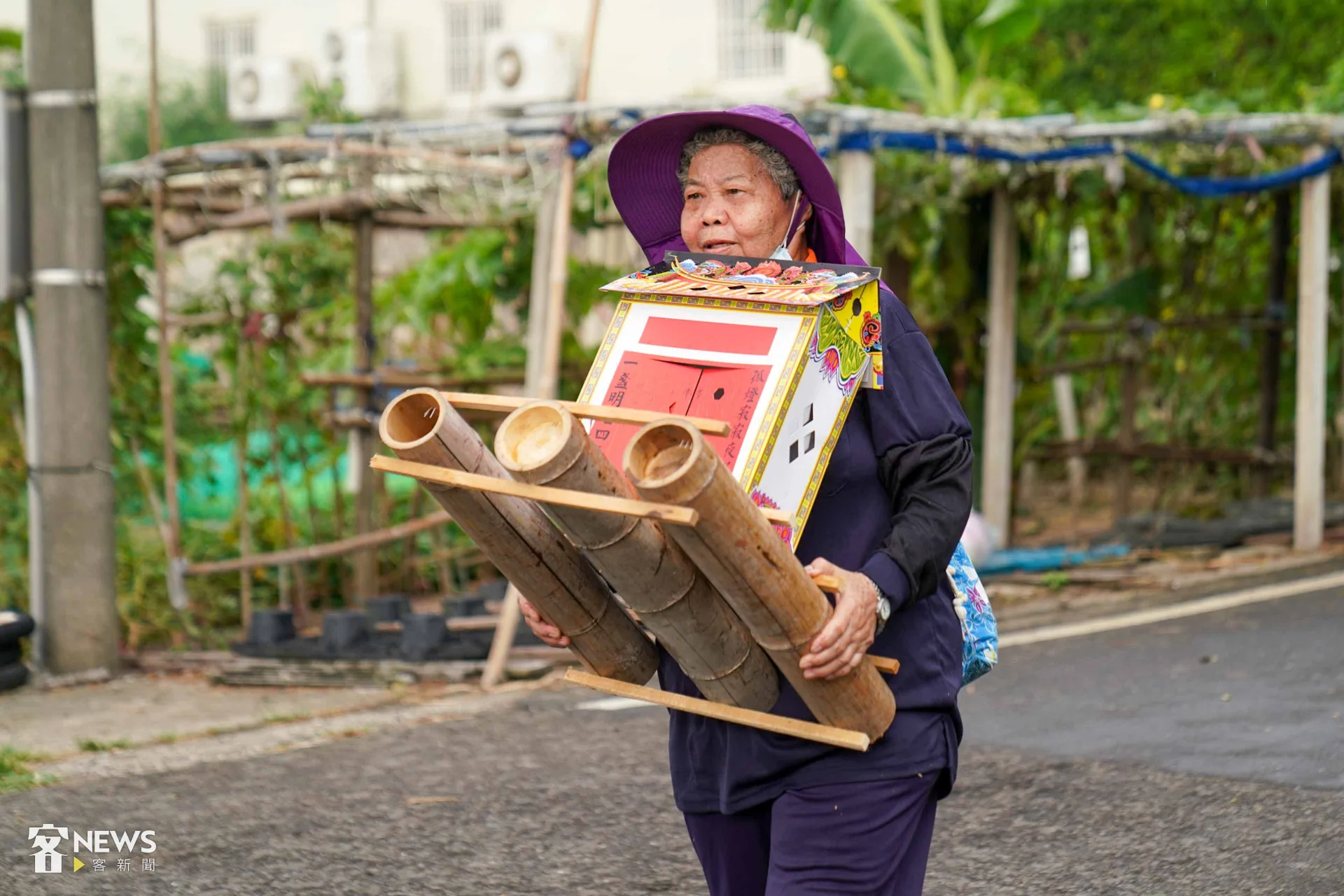 信眾手捧水燈，依序於鳳山溪畔施放。李台源攝