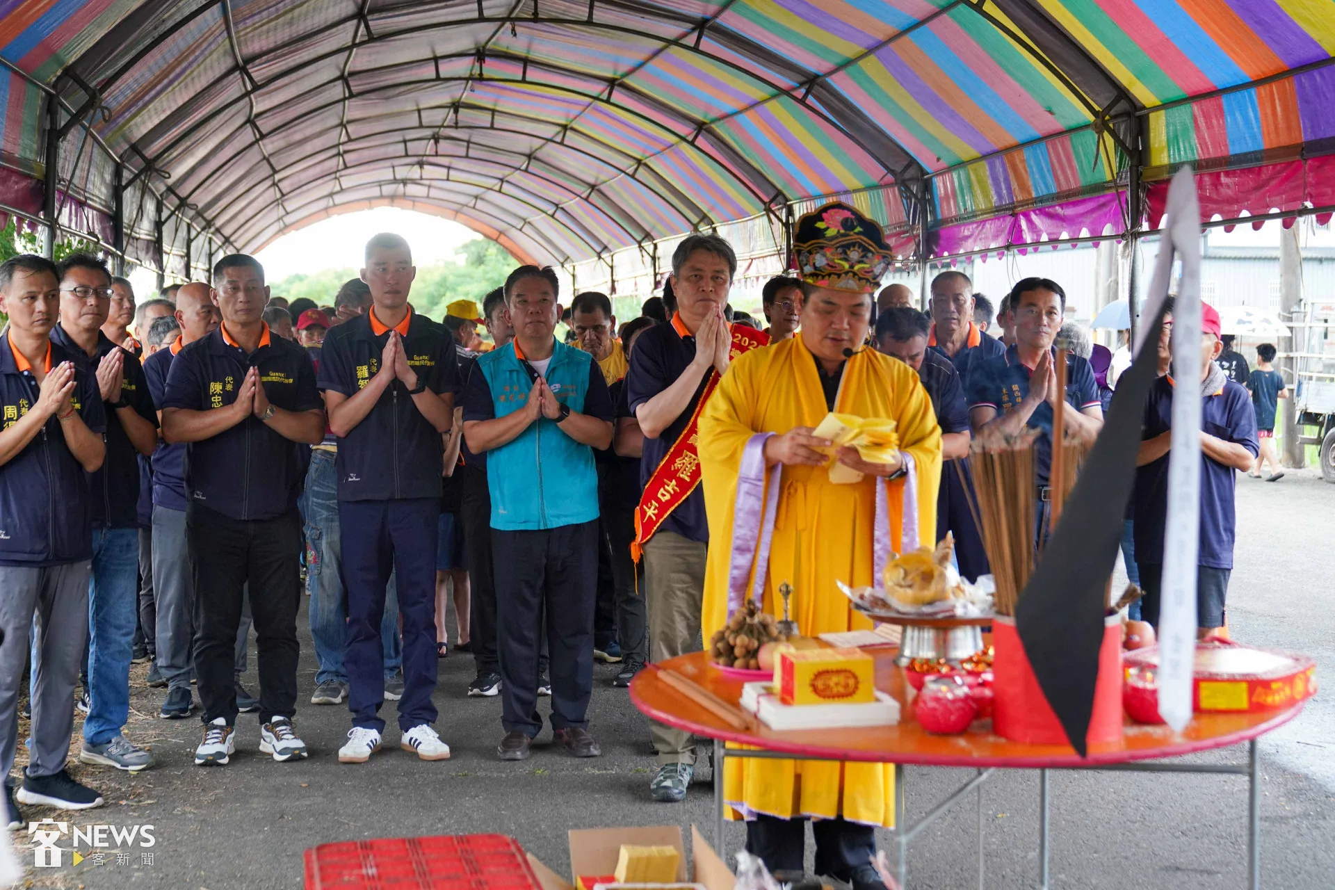 水燈儀式的核心是敬天敬神、安撫孤魂。李台源攝