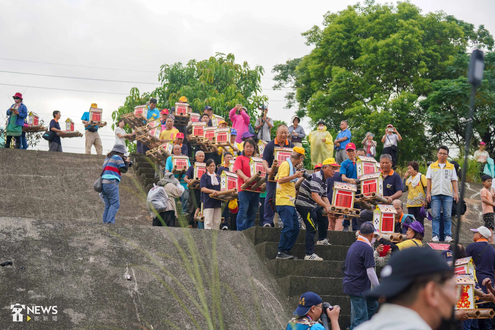 信眾手捧水燈，依序於鳳山溪畔施放。李台源攝