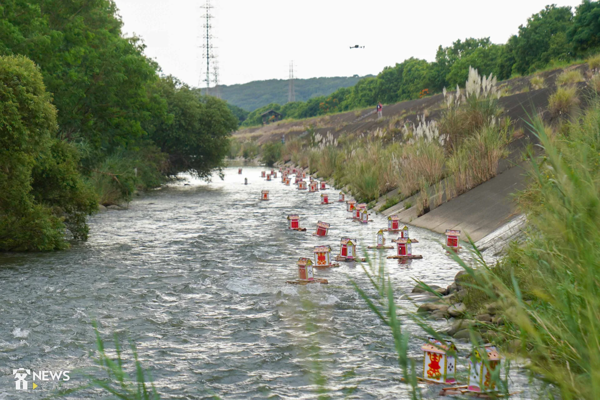 新竹縣新埔褒忠亭義民廟今天（10日）在鳳山溪畔施放72座水燈。李台源攝