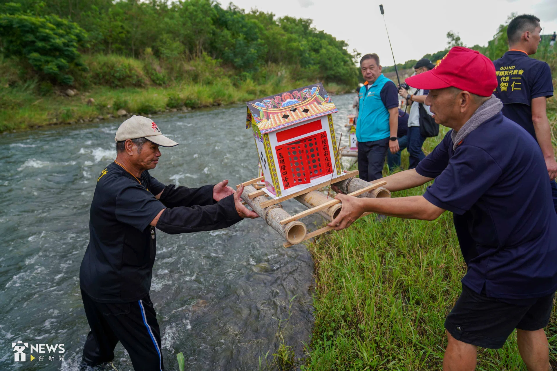 信眾手捧水燈，依序於鳳山溪畔施放。李台源攝