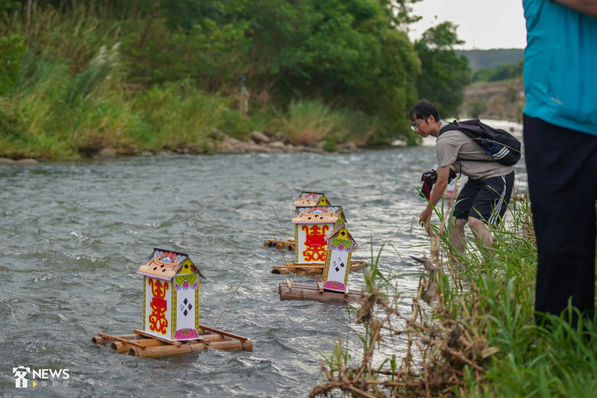 新竹縣新埔褒忠亭義民廟今天（10日）在鳳山溪畔施放72座水燈。李台源攝