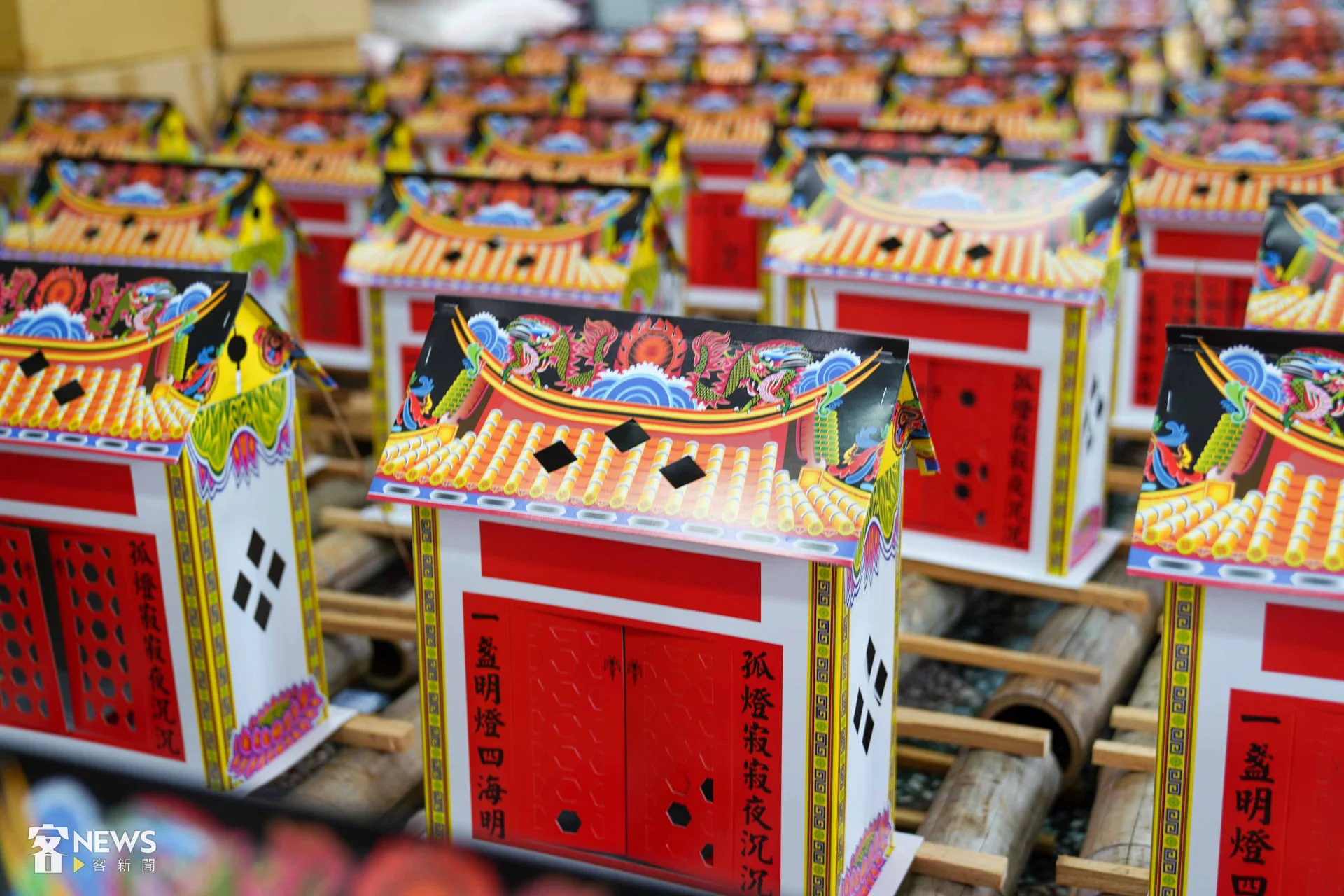 水燈儀式的核心是敬天敬神、安撫孤魂。李台源攝