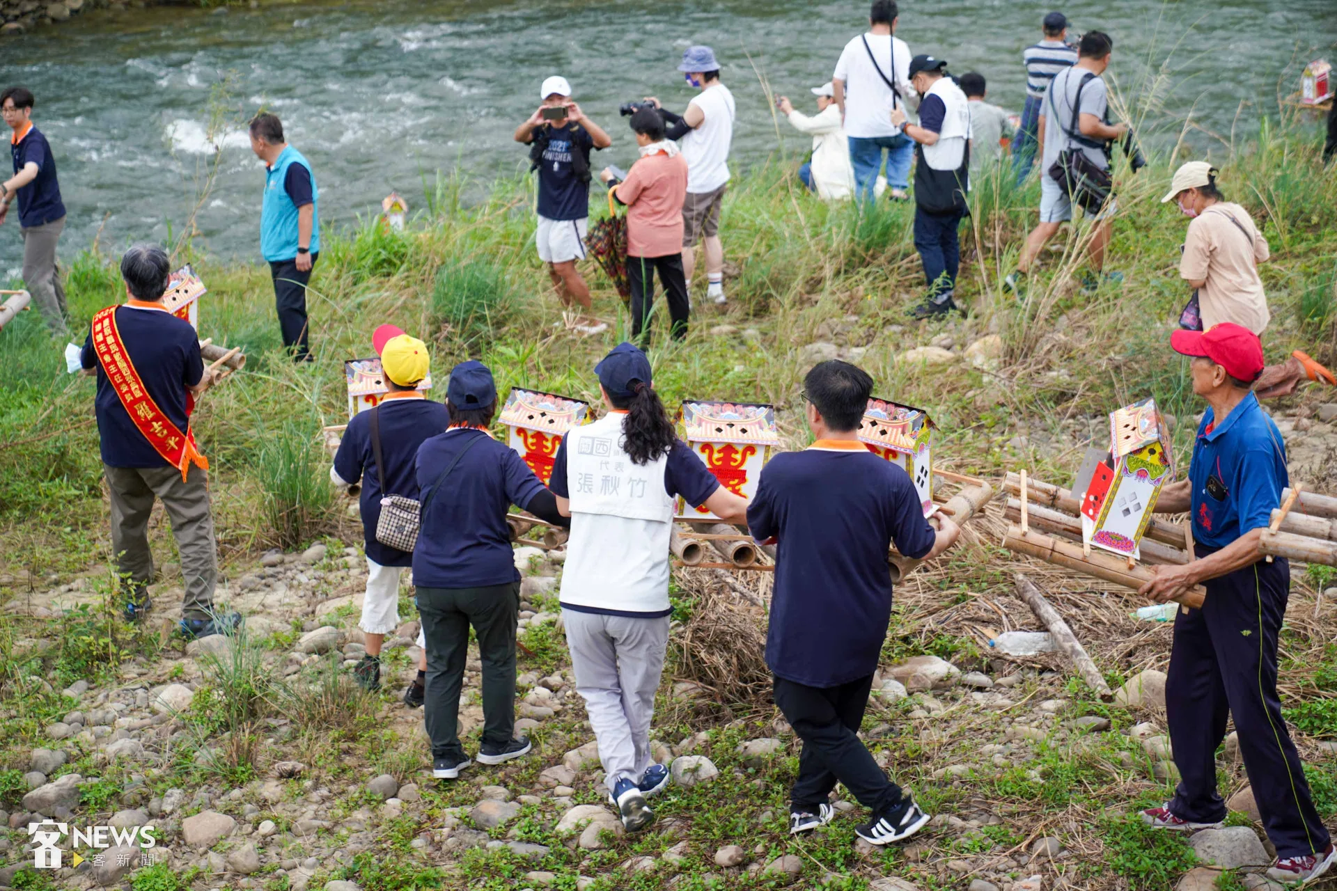 信眾手捧水燈，依序於鳳山溪畔施放。李台源攝