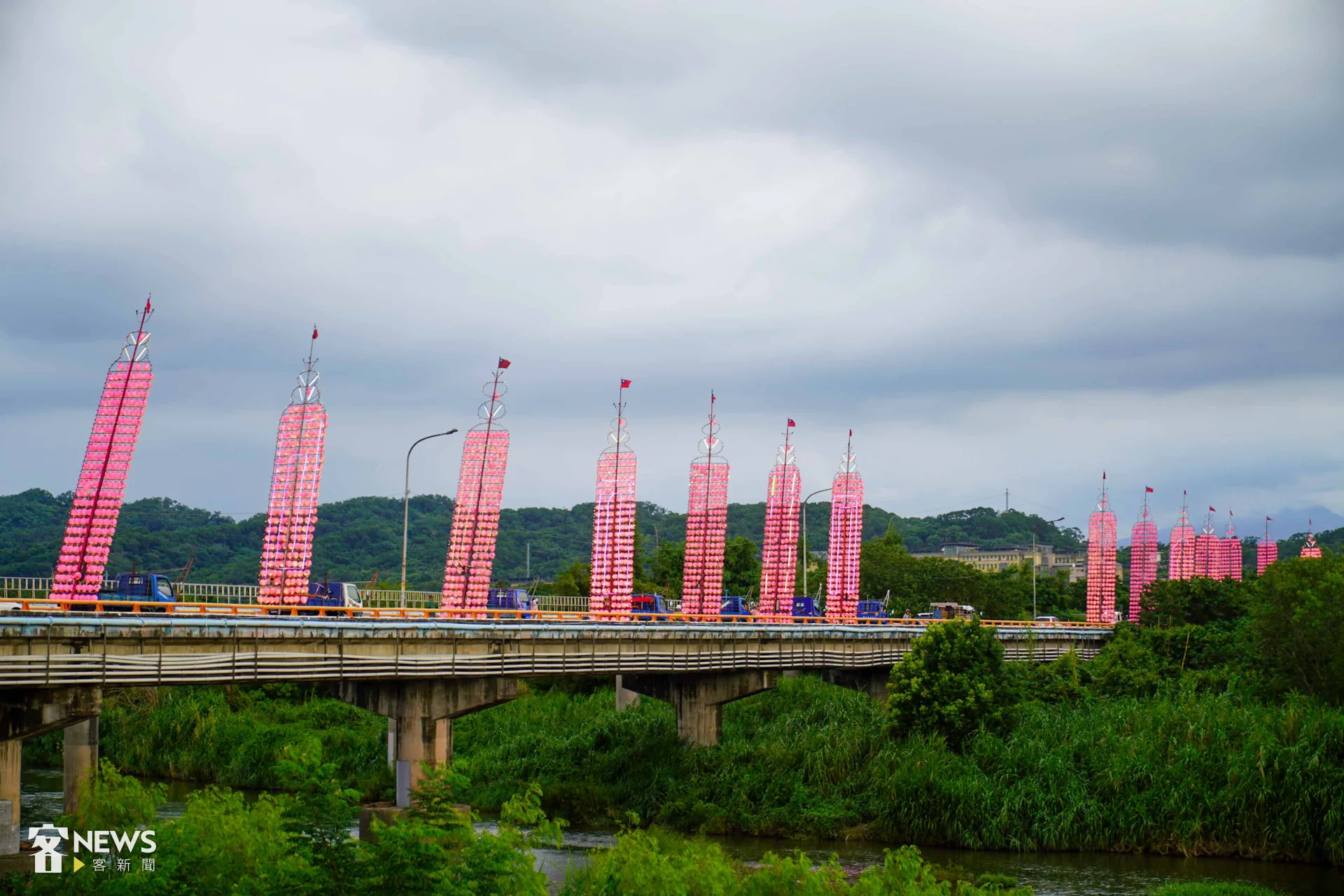 水燈排車停在鳳山溪畔褒忠橋上。李台源攝