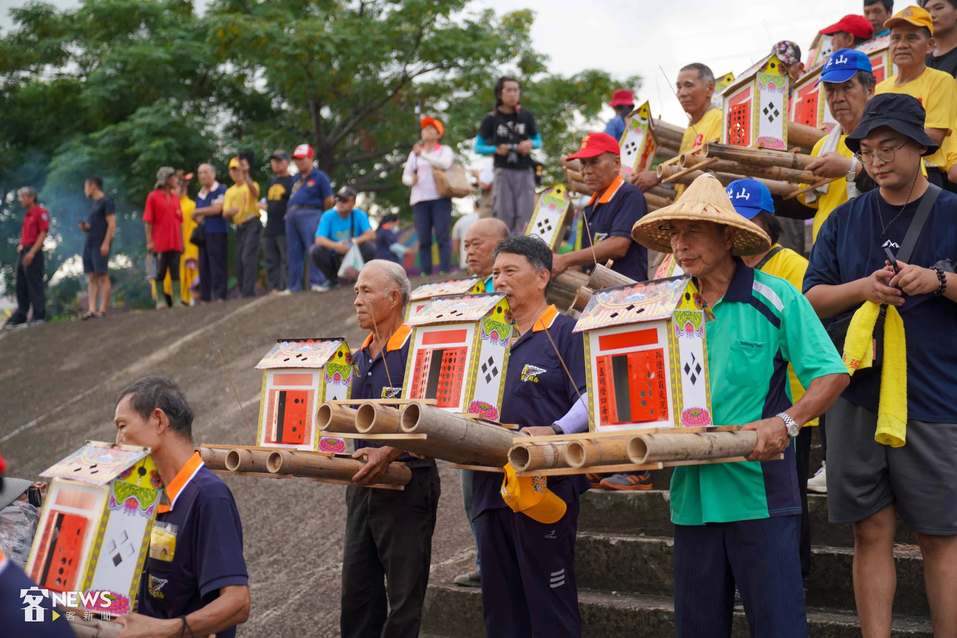信眾手捧水燈，依序於鳳山溪畔施放。李台源攝