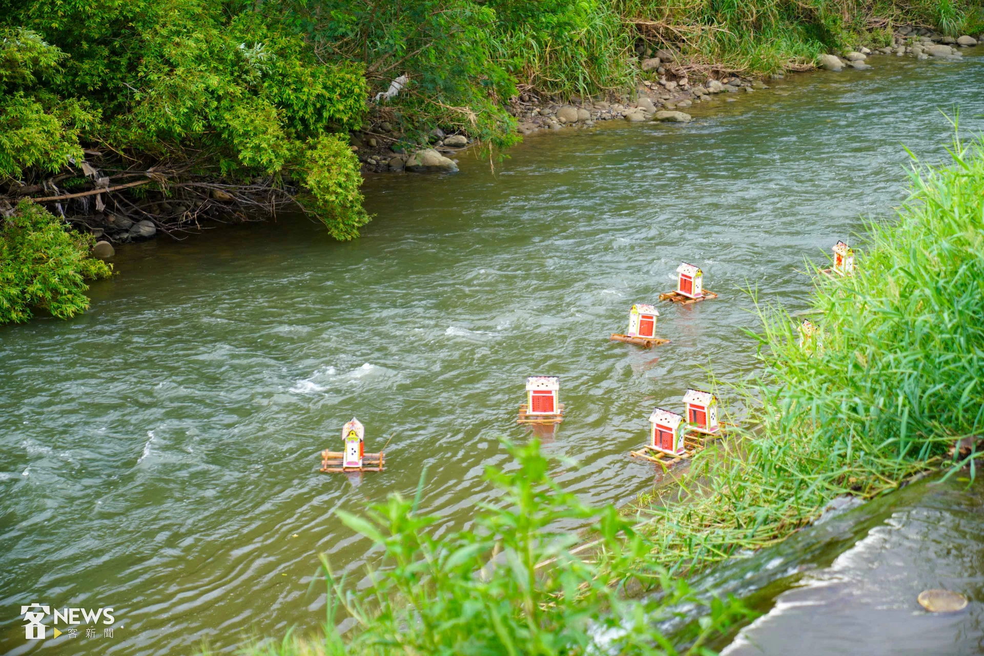 新竹縣新埔褒忠亭義民廟今天（10日）在鳳山溪畔施放72座水燈。李台源攝