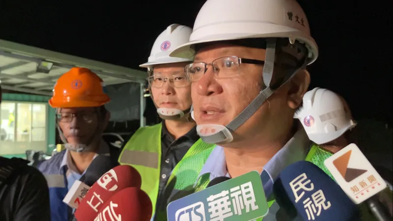 高雄興達發電廠昨天晚上發生火警,台電董事長曾文生(前)10日凌晨到現場了解狀況。中央社